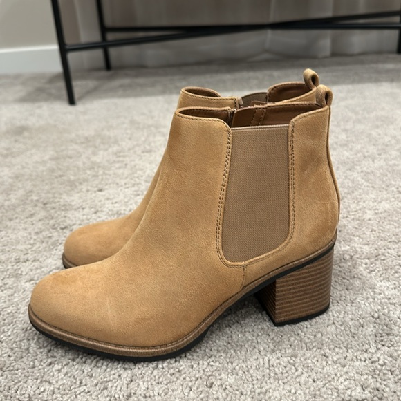 White Mountain Camal Brown Suede Chelsea Heeled Boots (8) - Picture 3 of 8